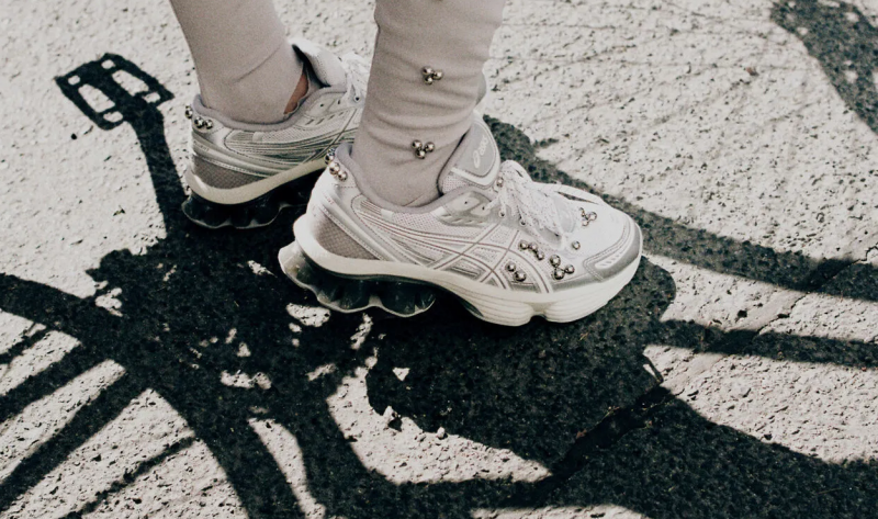 Sneakersy z perłami Asics to „daddy shoes” w wersji glamour na jesień 2025