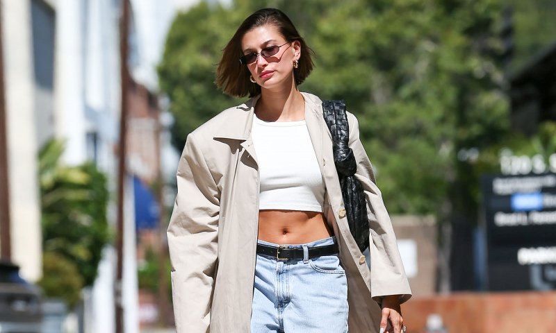 Hailey Bieber jesienią lansuje włosy w odcieniu cynamonowych ciasteczek