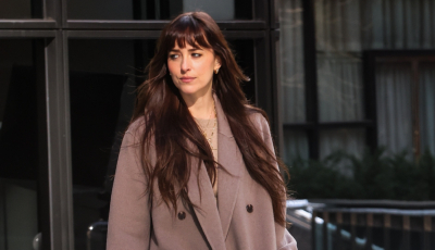 Dakota Johnson bezbłędnie stylizuje materiałowe spodnie w odcieniu miedzi