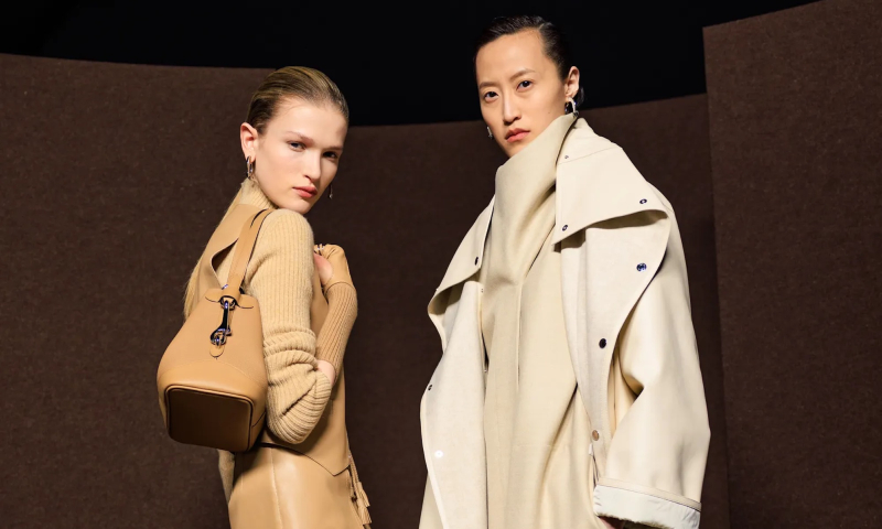 Burgundowe kozaki królują na wybiegach i w street style’u. Podpowiadamy, jak je stylizować