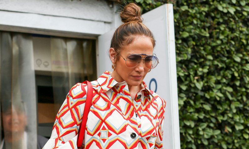 Stylizacje Jennifer Lopez w klimacie lat 70. 