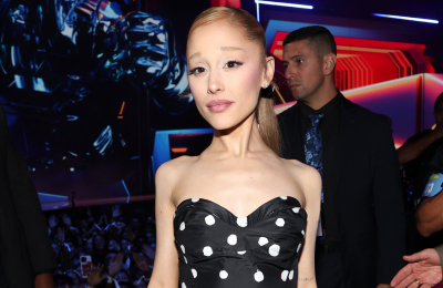 Ariana Grande zachwyca w sukience w groszki. Wybieramy podobne modele w H&M
