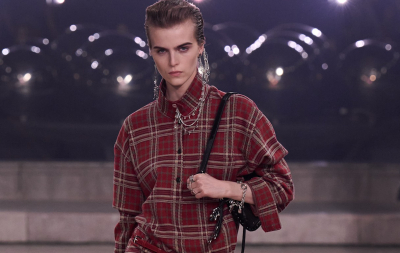 Sukienki w kratę jak z lat 90. w grunge’owym stylu powracają zimą 2025-2026