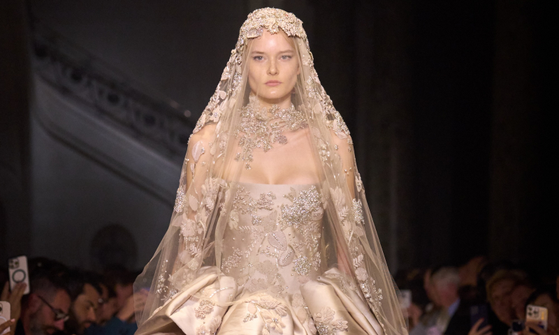 Królewski przepych rządził w kolekcji haute couture Eliego Saaba