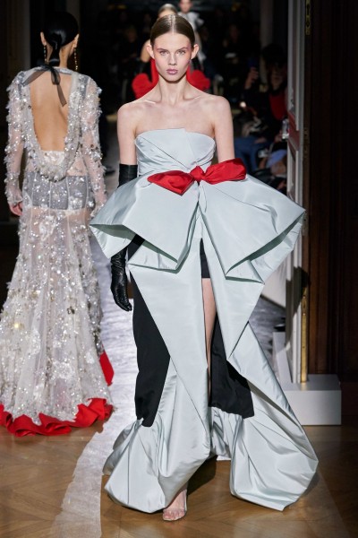 #SuzyCouture: Modernism At Valentino Drawn In Vivid Colour