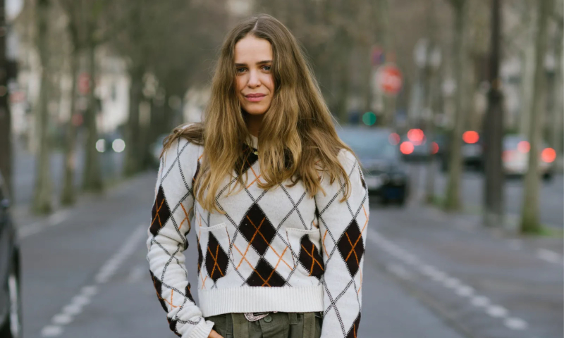 Sweter w romby powraca do łask w sezonie jesienno-zimowym. Jaki model wybrać?
