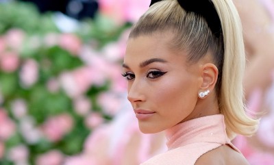 Niewidzialne obcasy i różowe kryształki: Hailey Bieber podąża stylem Barbie