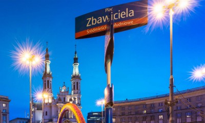 Tęczowa choinka na Placu Zbawiciela w Warszawie