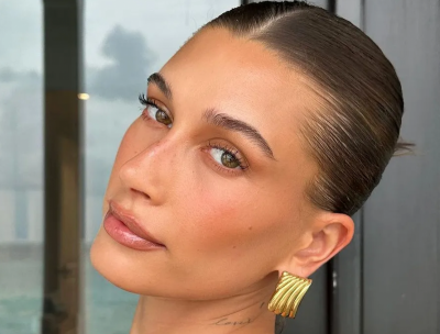 Hailey Bieber nosi teraz tylko kolczyki w stylu vintage. Jakie modele będą hitem jesieni?