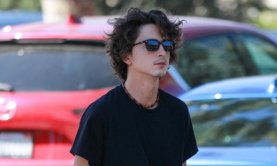 Timothée Chalamet testuje trend na noszenie skarpetek do sandałów