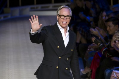 Tommy Hilfiger i Calvin Klein wspierają walkę z koronawirusem