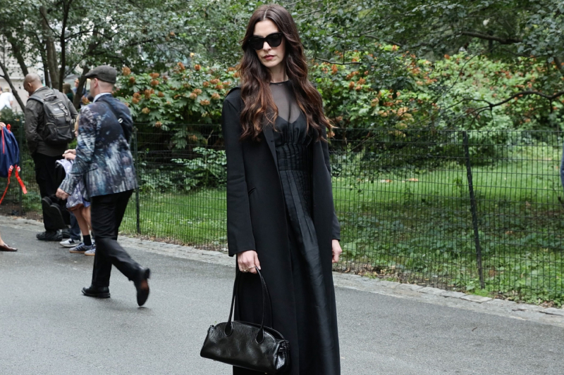 Czarna torebka bagietka w eleganckim stylu to ulubiony dodatek Anne Hathaway