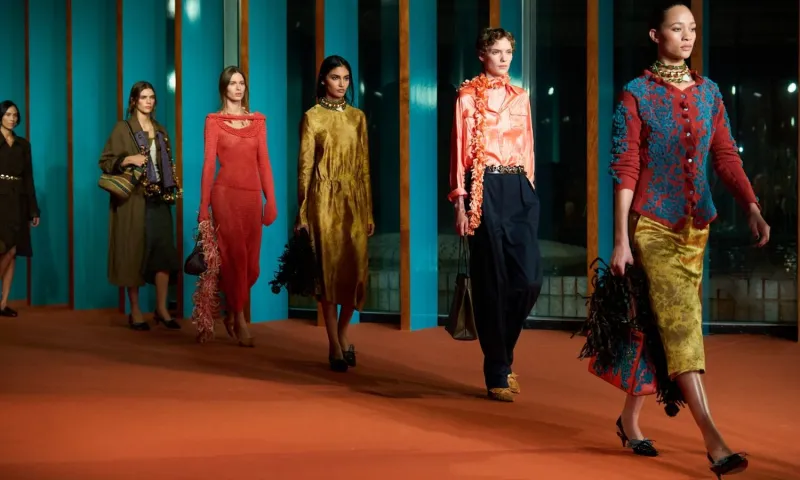 Tory Burch wiosenno-letnią nostalgię ubiera w retro dzianiny