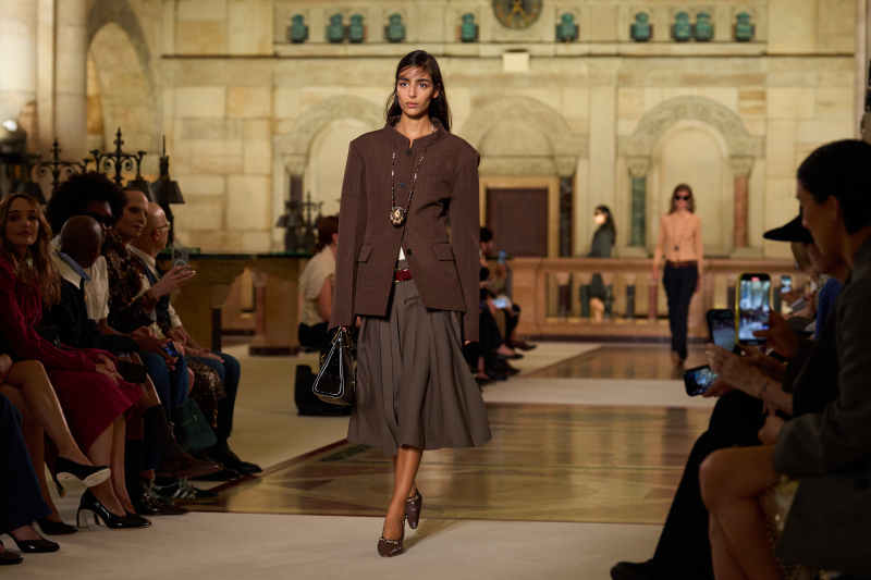 Spódnica midi z niskim stanem Tory Burch to baza wiosennych stylizacji