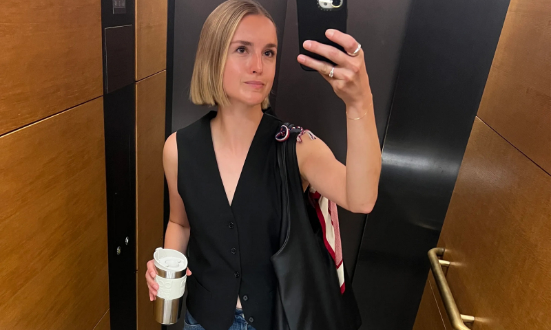 Jeansy Curve od Uniqlo już noszą redaktorki mody. Jesienią będą wiralem