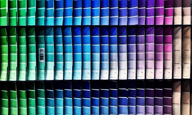 Very Peri kolorem roku 2022 według Instytutu Pantone