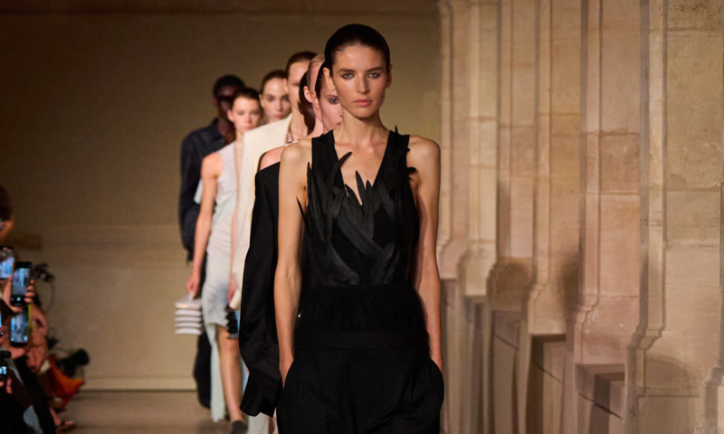 Victoria Beckham w wiosennej kolekcji powraca do młodzieńczej zabawy modą