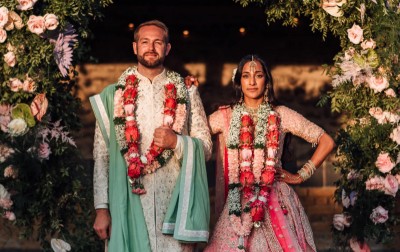 Różowa lehenga i biała suknia: magiczne angielsko-indyjskie wesele