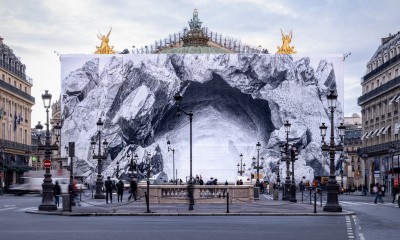 Spektakularne dzieło sztuki na fasadzie Opery Garniera w Paryżu