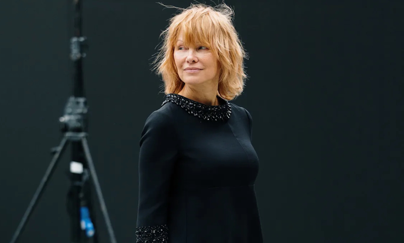 Pamela Anderson prezentuje koronkowe rajstopy w jesiennej stylizacji z sukienką midi