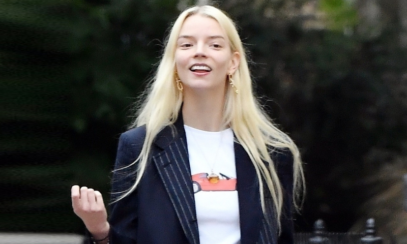 Anya Taylor-Joy znalazła idealny jesienny płaszcz inspirowany marynarką w prążki