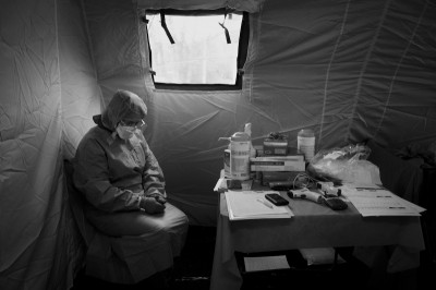 Zdjęcie pielęgniarki walczącej z koronawirusem nagrodzone Grand Press Photo 2020