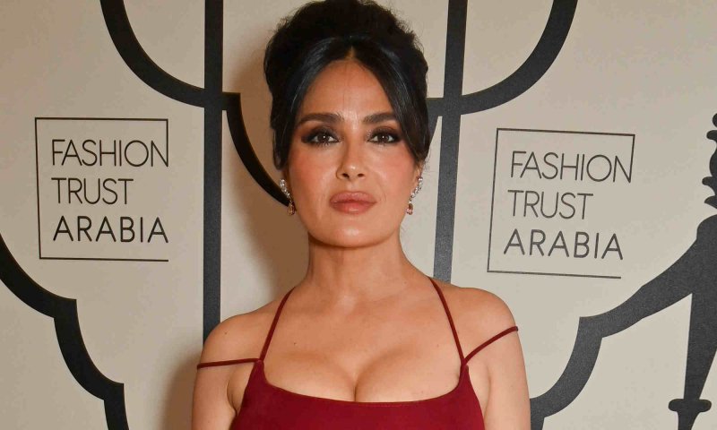 Zjawiskowa Salma Hayek w czerwonej sukience inspiruje się swoim lookiem sprzed 29 lat