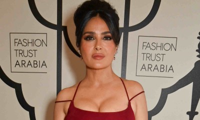Zjawiskowa Salma Hayek w czerwonej sukience inspiruje się swoim lookiem sprzed 29 lat
