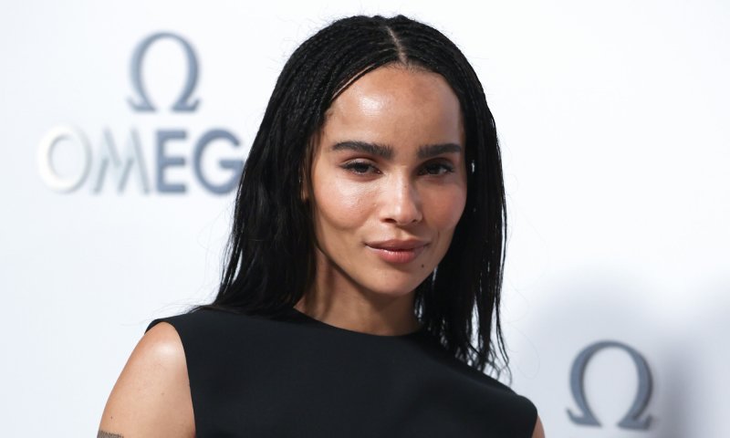 Zoë Kravitz w czarnym total looku The Row na ślubie Margaret Qualley
