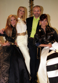  Gianni Versace z Christie Turlington, Karen Molderer i Lindą Evangelistą, Mediolan, 1992 rok, (Fot. East News)