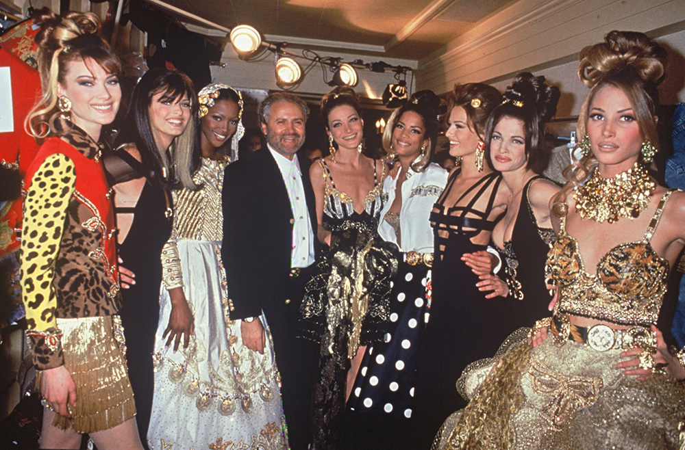 Naomi Campbell, Carla Bruni, Karen Mulder, Christy Turlington i Gianni Versace podczas pokazu kolekcji Versace wiosna-lato 1992, (Fot. Getty Images)