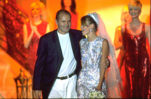 Gianni Versace i Kate Moss podczas pokazu kolekcji Versace haute couture jesień-zima 1995-1996, (Fot. Getty Images)