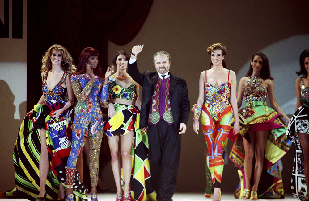 Gianni Versace w towarzystwie modelek, Los Angeles, 1991 rok, (Fot. Getty Images)