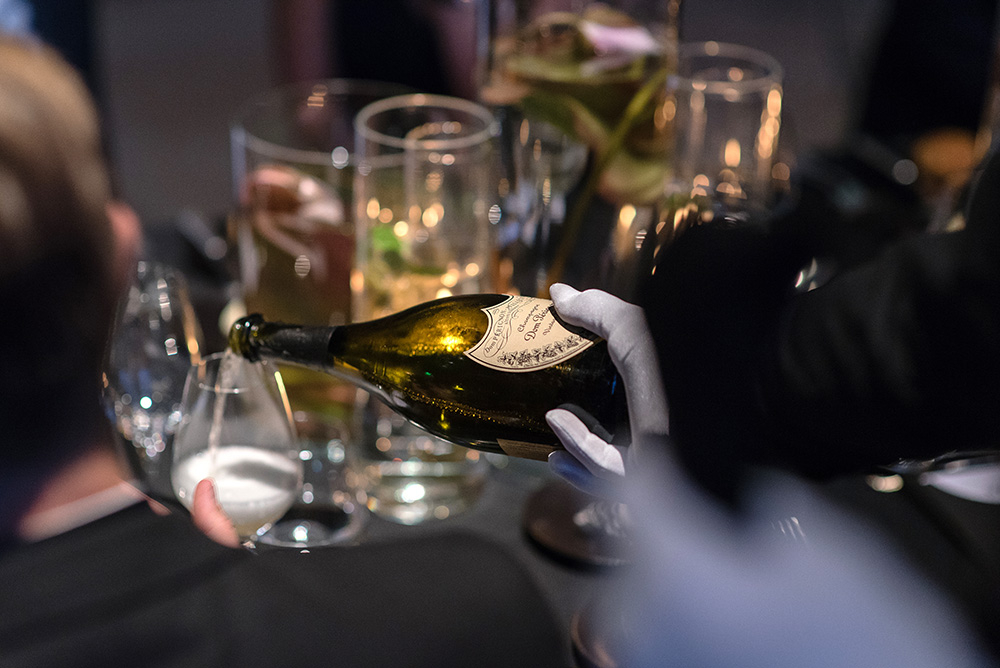 Dom Pérignon jest szampanem rocznikowym,  powstaje tylko w najlepszych latach i dojrzewa w piwnicach przez minimum siedem lat. Podczas kolacji goście degustowali roczniki 2005, 2006 i 2009, Fot. Mateusz Pawelski