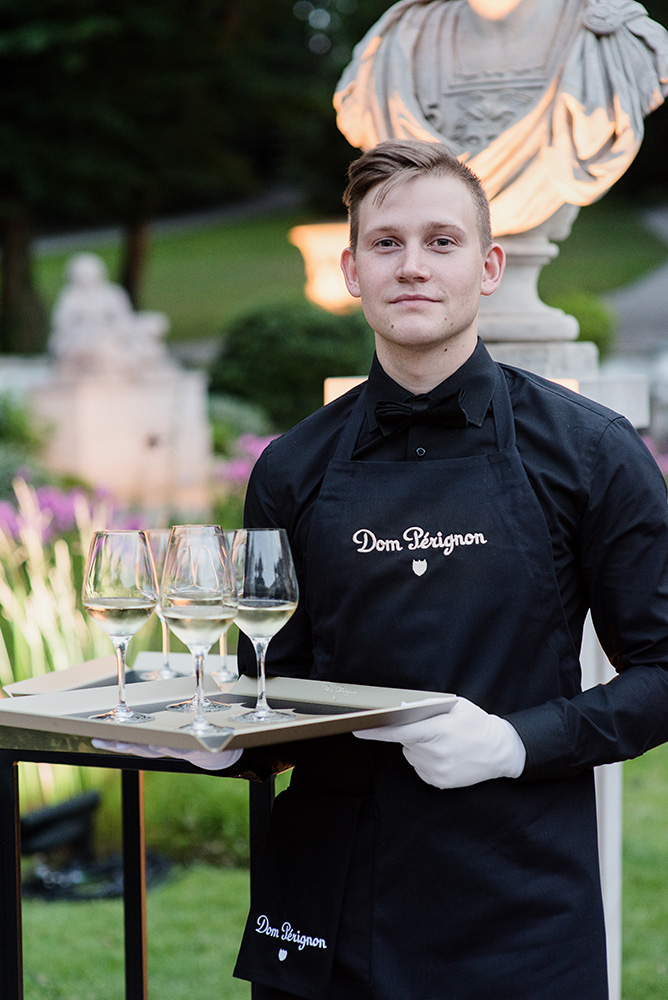 Goście raczyli się szampanem Dom Pérignon, Fot. Mateusz Pawelski