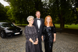 Od lewej: Anda Rottenberg, Filip Niedenthal, Justyna Markiewicz; transport gości na kolację zapewniło BMW Polska, Fot. Alicja Wróblewska