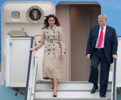 Melania Trump w płaszczu Burberry , (Fot. BENOIT DOPPAGNE, East News)