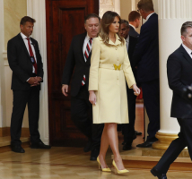 Melania Trump w płaszczu Gucci, (Fot. AP/EAST NEWS)