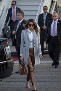 Melania Trump w płaszczu Isoude i skórzanych spodniach Ralpha Laurena, (Fot. Getty Images)