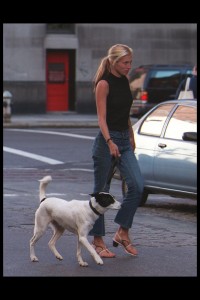 Na spacerze z psem, 1996 rok, Fot. Lawrence Schwartzwald/Sygma 