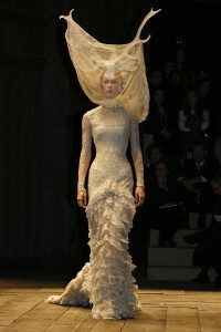 Alexander McQueen jesień-zima 2006, Fot. Getty Images