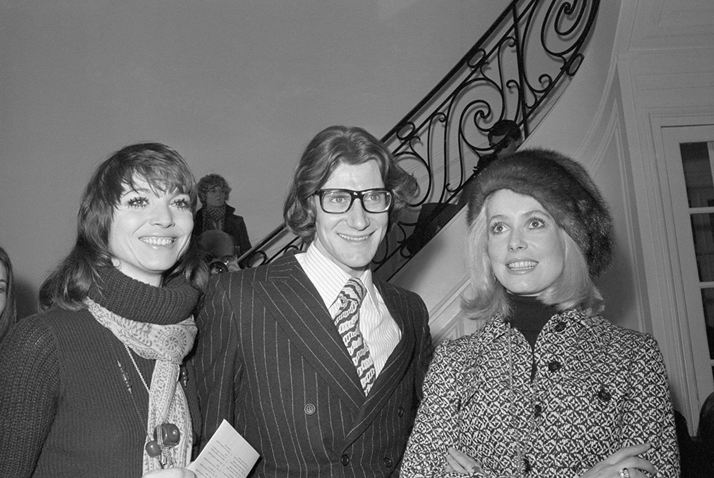 Elsa Martinelli, Yves Saint Laurent i Catherine Deneuve w 1970 rokuYves Saint Laurent with his model and muse Loulou de la Falaise, Fot. Getty Images