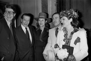 Ślub Palomy Picasso i Rafaela Lopeza-Cambila w obecności Francoise Guillota, matki Palomy, YSL i Serge'a Lifara, Fot. Getty Images