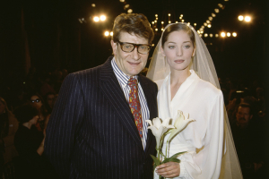 Yves Saint Laurent i Lucie - siostrzenica Loulou de la Falaise podczas pokazu kolekcji haute couture wiosna-lato 1993 roku, Fot. Getty Images