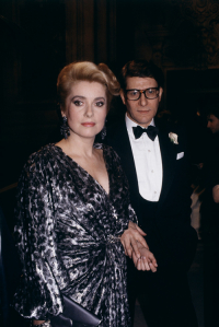 Catherine Deneuve i Yves Saint Laurent w 1985 roku, Fot. Getty Images