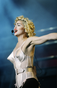 Madonna podczas koncertu w Rotterdamie w 1990 roku, Fot. Getty Images