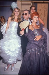 Claudia Schiffer, Karl Lagerfeld, Christy Turlington i Linda Evangelista za kulisami pokazu kolekcji Chanel haute couture jesień-zima 1992-1993 , Fot. Getty Images