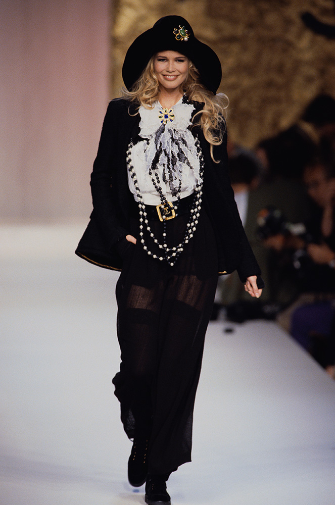 Claudia Schiffer w pokazie kolekcji Chanel haute couture, Fot. Getty Images