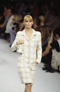 Claudia Schiffer w pokazie kolekcji Chanel w 1995 roku, Fot. Getty Images