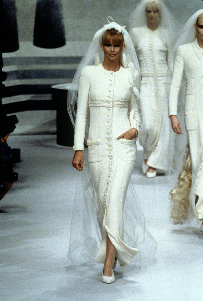 Claudia Schiffer w pokazie kolekcji Chanel couture jesień-zima 1995-1996